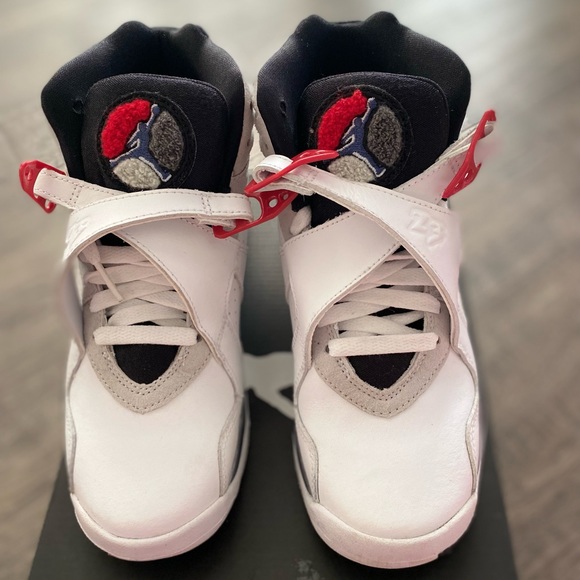 Jordan Retro 8 (GS) 4.5y  White/Red/Gray (bugs bunny) - Picture 4 of 6